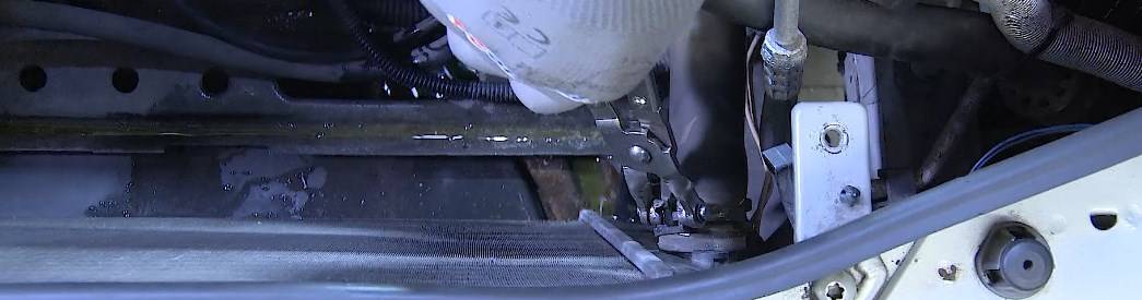 VW Sharan 7M Leitung Kühlwasser Kühlflüssigkeit unterm Auto nach hinten